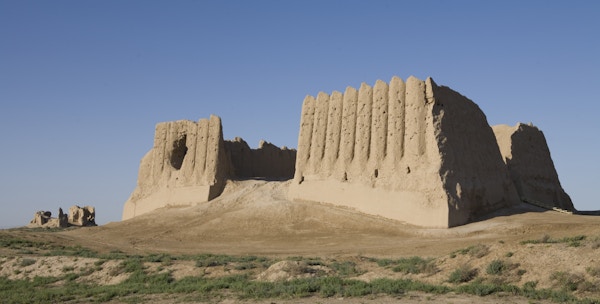 Merve-Turkmenistan- Det store Kyz Kala.Den forhistoriske byen Merve dateres tilbake til det 6. århundre før Kristus.