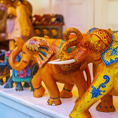 De utskårne tre- eller steinelefantene er kjente suvenirer, som ofte er dekket med forskjellige mønstre og fungerer som symbolene på flaks og fine minner om ferie i Sri Lanka, Galle.