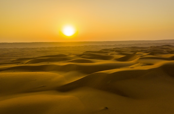 Utsikt over solnedgang over sanddyner i ørkenen, Oman