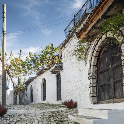 brosteinsbelagte gate i berat gamleby i albania