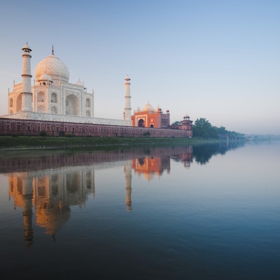 En vakker soloppgang lyser siden av Taj Mahal sett fra elven Jamuna.