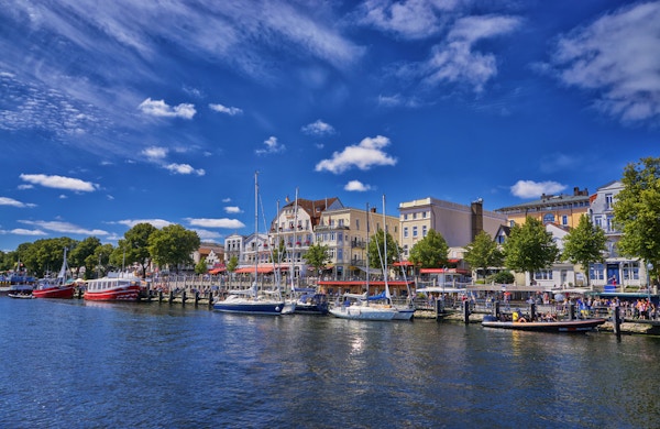Warnemuende, Rostock, Tyskland Utsikt over kanalen som renner gjennom sentrum i denne turistbyen med restauranter, butikker og parker