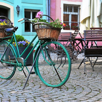 Fargerik sykkel i gaten til Sighisoara, Romania