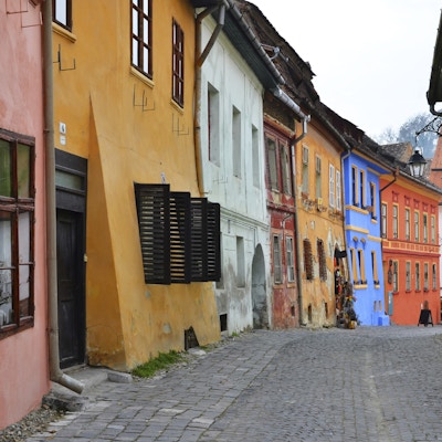 Middelalders gateutsikt i Sighisoara, Transylvania, grunnlagt av tyske kolonister