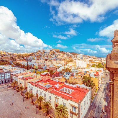 Utsikt over den historiske gamlebyen, rådhuset, katedralen og torget på Las Palmas de Gran Canaria.
