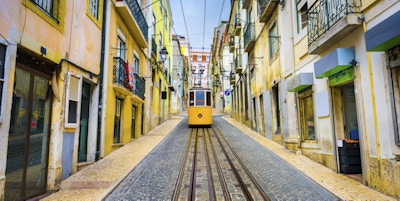 Lisboa, Portugal gamlebygater og gatebil.
