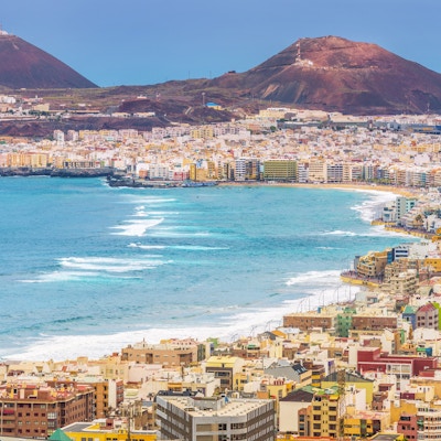 Utsikt over den fargerike byen, promenaden, stranden og fjellene i Las Palamas de Gran Canaria en sen ettermiddag