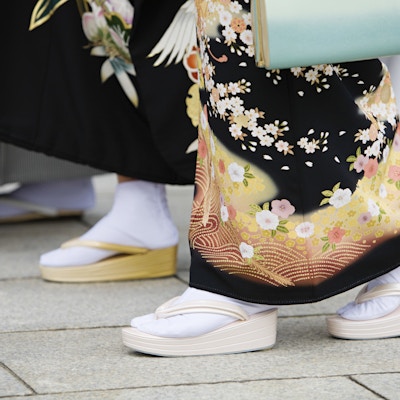 Japanske kvinner i tradisjonell kjole på Meiji-helligdommen