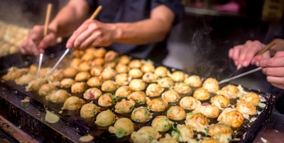 prosess for å tilberede takoyaki mest populære deilige snack av Japan