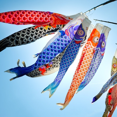 Tradisjonell koi-formet japansk kite kalt koinobori på en blå himmel i Hiroshima