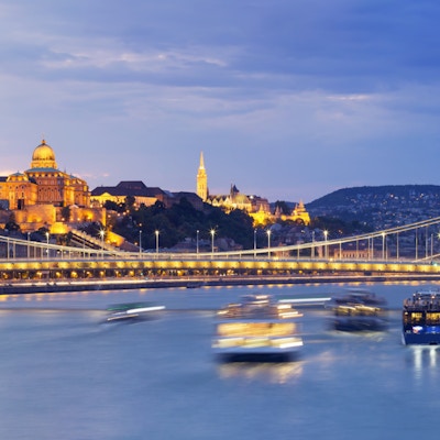 Panoramautsikt over Elizabeth Bridge, Castle Hill og Chain Bridge i Budapest om kvelden