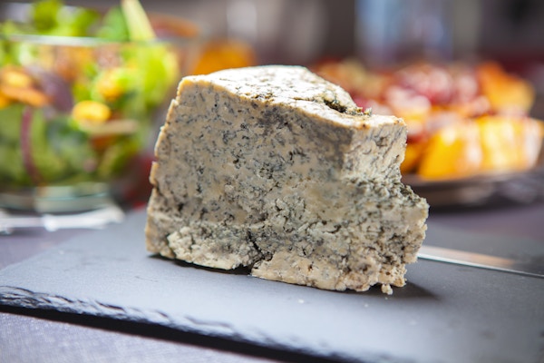 Cabrales ost, typisk blåmuggost fra Spania, laget i Asturias nordlige region med høye fjell.