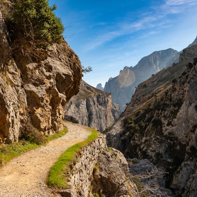 Rute Cares River Gorge (Cain-Poncebos). Smal og imponerende canyon mellom klipper, broer, grotter, gangstier og steinete fjell. Perfekt sted for fotturer og fotturer, omgitt av spektakulær utsikt. En av de mest kjente og vakreste rutene i Spania og Europa. Picos de Europa, Leon og Asturias, Spania