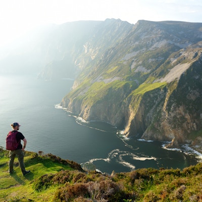 Slieve League, Irlands høyeste havklipper, som ligger sørvest i Donegal langs denne praktfulle kystkjøringsruten. Et av de mest populære stoppestedene ved Wild Atlantic Way-ruten, Co Donegal, Irland.