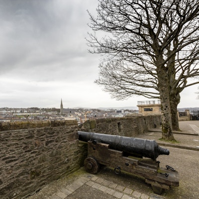 1500-tallets Walls of Derry City, Nord-Irland, med utsikt over Bogside-området