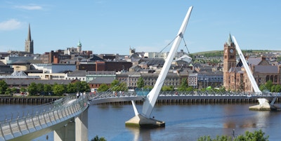 Peace Bridge og citiscape i Derry, Nord-Irland