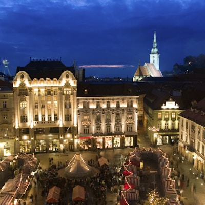 Julemarked i Bratislava sentrum (lang eksponering med uklare mennesker)