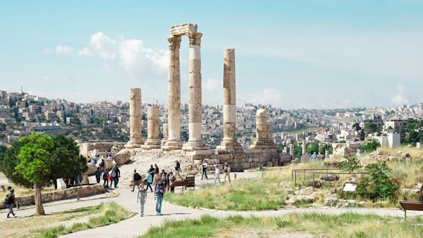 Ruinene av Tempel av Hercules med Amman by i bakgrunnen