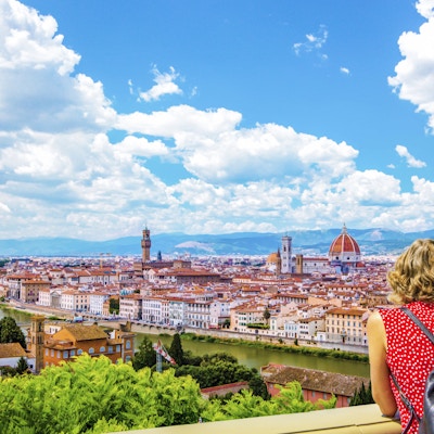 Kvinne beundrer utsikten Firenze.