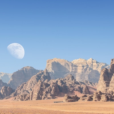 utrolig månelandskap med enorm måne i landsbyen Wadi Rum i den jordanske røde sandørkenen. Wadi Rum også kjent som Månedalen, Jordan - Image