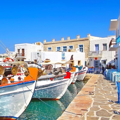 Havnen på Paros med fiskebåter og kafe ved siden av på land