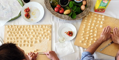 Salento mat - Matlagingsopplevelse på Tenuta Donna Anna - Gjester under tilberedning av orecchiette