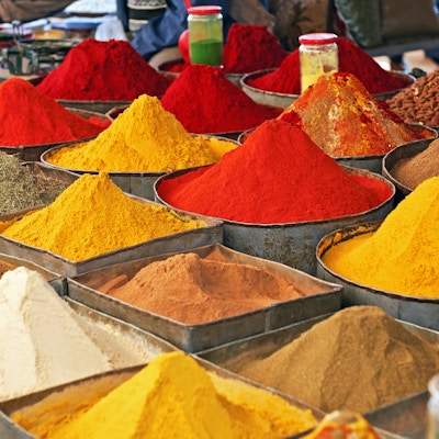 En krydderleverandør på et lokalt marked i Marokko: fargerike, pulveriserte krydder i store gryter, Afrika.