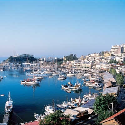 Båter i lystbåthavnen og byen Pireás i bakgrunnen, nær Athen, Hellas, Europa