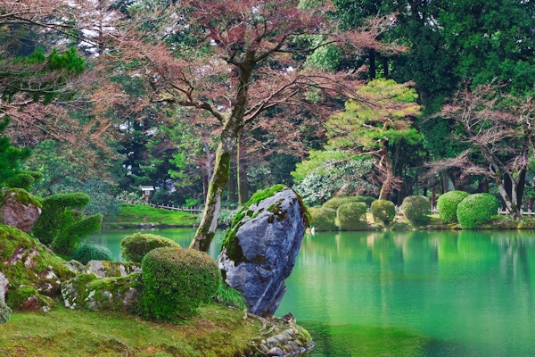 Kasumiga-ike-dammen i Kenrokuen park på Kanazawa
