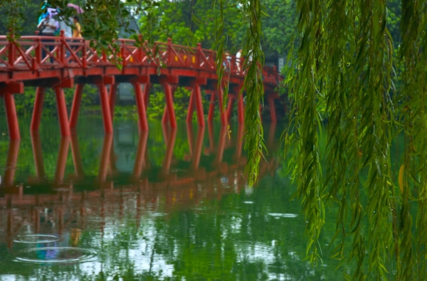 Den berømte røde broen i Hanoi.