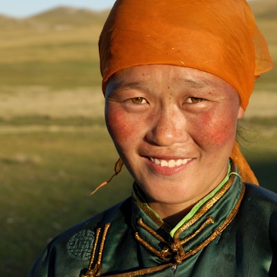 Vakker, ung mongolsk kvinne i sen ettermiddagssol