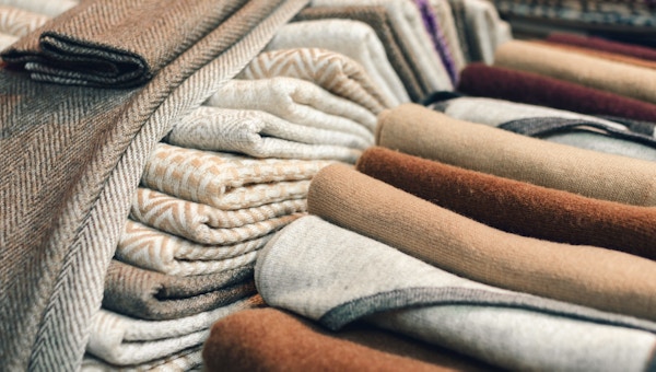 Cashmere ull skjerf og innpakning med linjer og firkantet dekor i en markedsbod