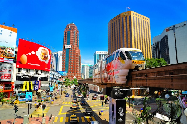 Monorail på Jalan Bukit Bintang og Jalan Sultan Ismail, Kuala Lumpur, Malaysia.