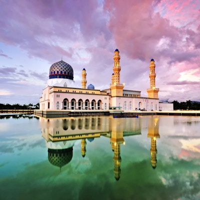Fargerik solnedgangfarg ved Kota Kinabalu-moskeen, berømt landemerke i Kota Kinabalu, Sabah Borneo, Malaysia.