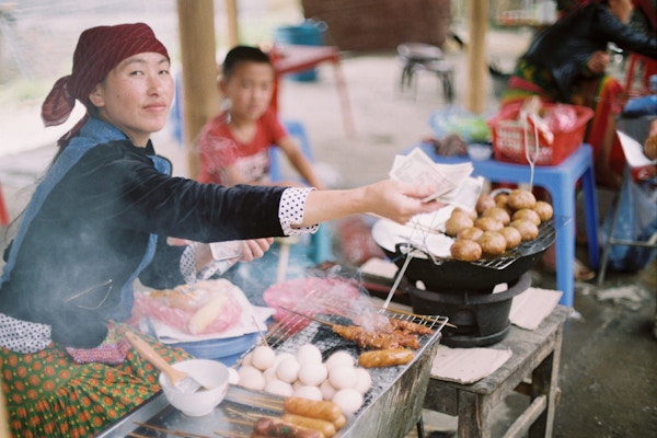 Kvinne på et marked i Vietnam.