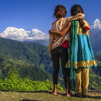 Nepalske små jenter, Annapurna Range på bakgrunn. Annapurna-regionen ligger i det vestlige Nepal hvor noen av de mest populære turene (Annapurna Sanctuary Trek, Annapurna Circuit) er lokalisert. Topper i Annapurnas inkluderer 8 091 m Annapurna I, Nilgiri og Machhapuchchhre. Annapurna-toppene er blant verdens farligste fjell å bestige.