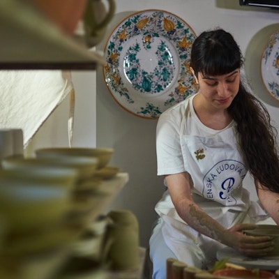 Kvinne dreier en bolle av leire. Slovakia er berømt for sin keramikk med fargerike håndmalte design