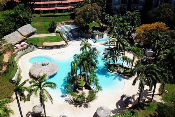 basseng på Tamarindo Diria Hotel