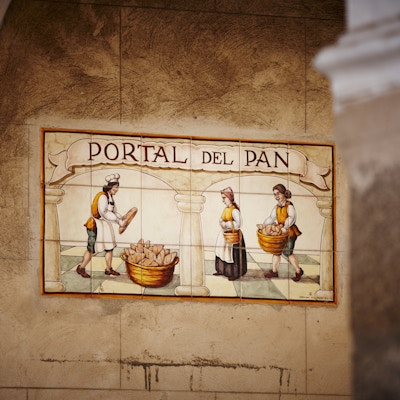 Keramiske fliser panel av brødproduksjon området i Trujillo by, Spania