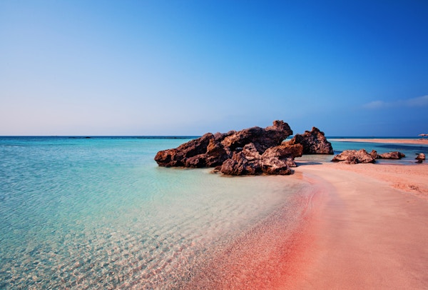 Naturens skjønnhet. Vakker Elafonissi-strand med rosa sand på Kreta, Hellas