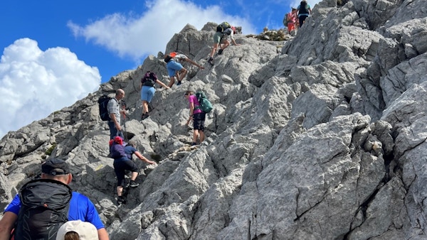 Turgåere på vei til toppen av Mt Gigilos på Kreta