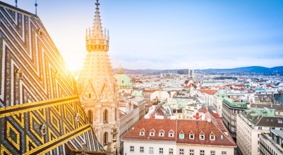 Luftfoto over hustakene i Wien fra Nord-tårnet på St. Stephen's Cathedral, inkludert katedralens berømte utsmykkede, fargerike tak laget av 230 000 glaserte fliser, Østerrike