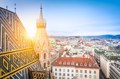 Luftfoto over hustakene i Wien fra Nord-tårnet på St. Stephen's Cathedral, inkludert katedralens berømte utsmykkede, fargerike tak laget av 230 000 glaserte fliser, Østerrike