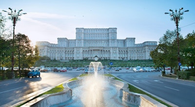 Bucuresti- parlamentet med fontene foran seg. Romania