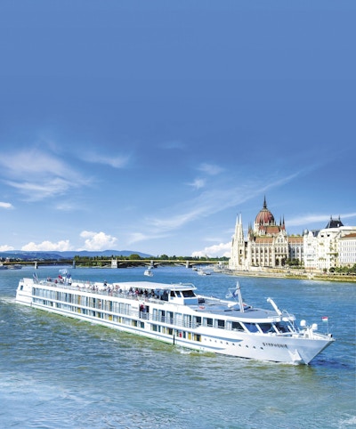 MS Symphonie som seiler på Donau i vakkert solskinn