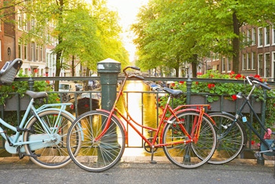 Sykler på broen i Amsterdam, Nederland