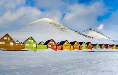 Fargerike hus i Longyearbyen-bebyggelsen på øya Spitsbergen, Svalbard, Norge