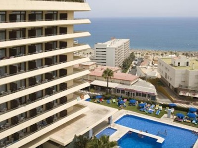 Utsikt over hotell, strand og basseng