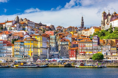 Porto, Portugal. Skyline over gamlebyen på motsatt side av Douroelven.