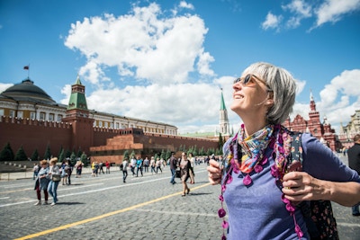 Porterett av en voksen kvinne som koser seg på Den røde plass i Moskva, Russland